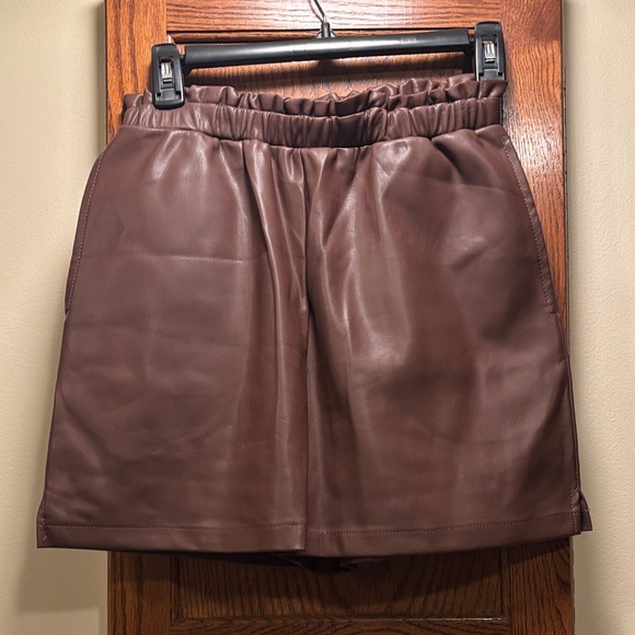 ASOS Pants - ASOS Design Brown Shorts with pockets - Size 2 (waist:24”)